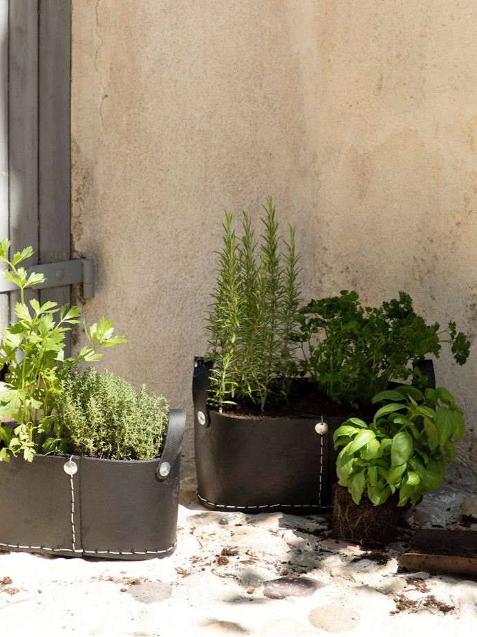 2 GIANT BALCONY PLANTERS · Recycled tire