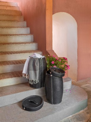 2 LARGE BASKETS WITH LIDS · Recycled tire