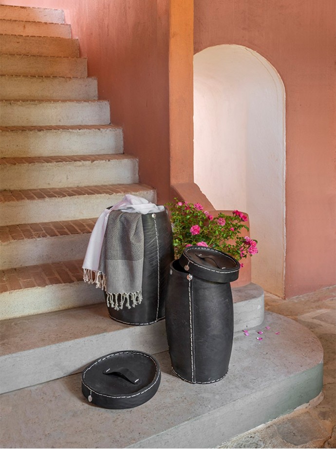 2 LARGE BASKETS WITH LIDS · Recycled tire
