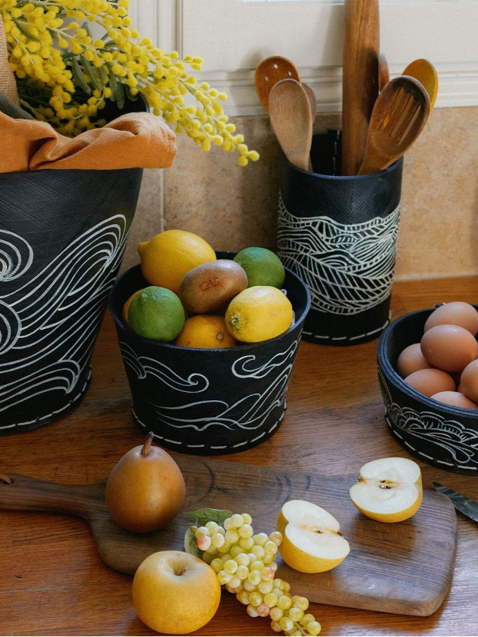 RECYCLED TIRE POT TADÉ WITH DRAWING