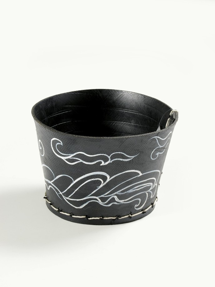 RECYCLED TIRE POT TADÉ WITH DRAWING