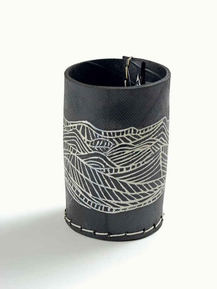 UTENSIL HOLDER MADE FROM RECYCLED TIRE · "Mountain" Design