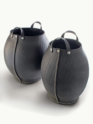 2 STACKABLE LAUNDRY BASKETS · recycled tire