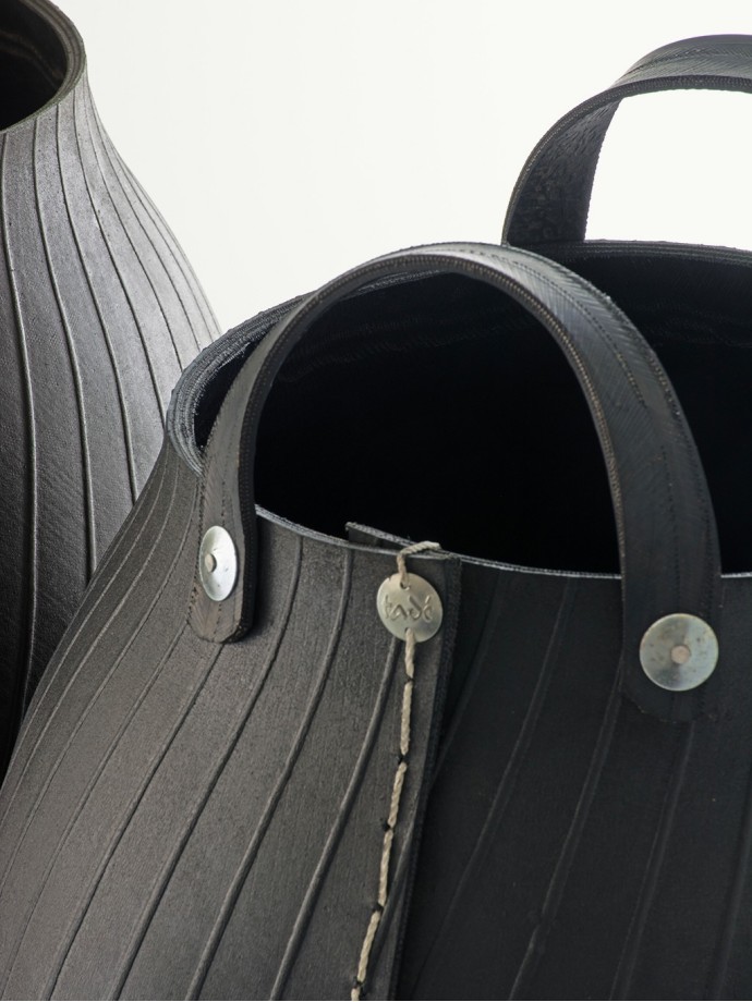 2 STACKABLE LAUNDRY BASKETS · recycled tire