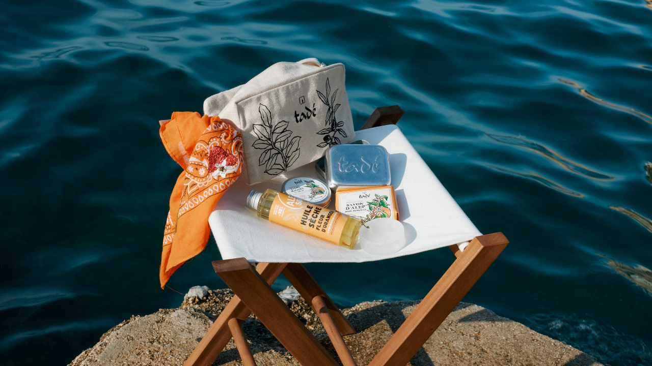 TRAVEL KIT TADE Slide background